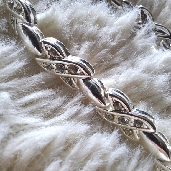 Beautiful Crystal Interlocking Adjustable Silver Tone Chain Bracelet - Picture 2 of 2